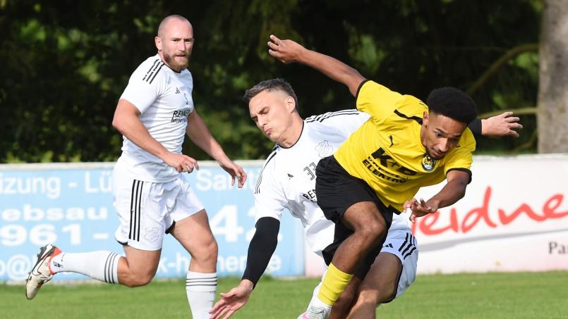 Bild: Gerhard Büttner
So wie in dieser Szene Jamairo Carswell (vorne) war der FC Amberg am Sonntag nicht zu stoppen: Bei der SpVgg Schirmitz triumphierte der Titelfavorit mit sage und schreibe 7:1.
