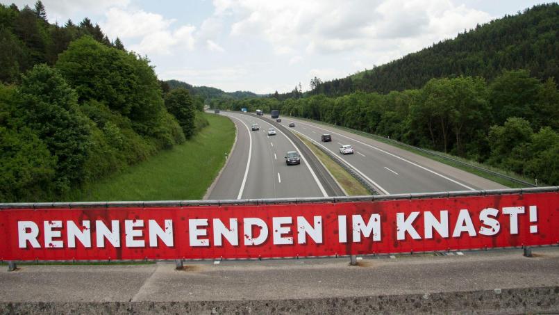 Symbolbild: Steffen Schmidt/dpa
Illegale Autorennen enden oft genug tödlich – oder im Gefängnis. Ein junger Mann, der bei so einem verbotenen Rennen auf der A93 mitgemacht hat, stand jetzt in Amberg vor Gericht.