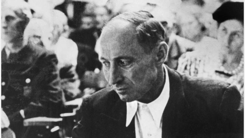 Archivbild: dpa
Der ehemalige deutsche Henker Johann Reichhart auf der Anklagebank vor einer Spruchkammer in München. Er war der letzte deutsche Scharfrichter.