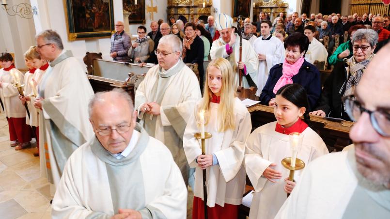 Bild: do
Festsonntag in Speinshart: Der Besuch des Rosenkranzfestes ist für viele Gläubige ein Muss. Der Münchner Weihbischof war zum ersten Mal in die Pfarr- und Klosterkirche.