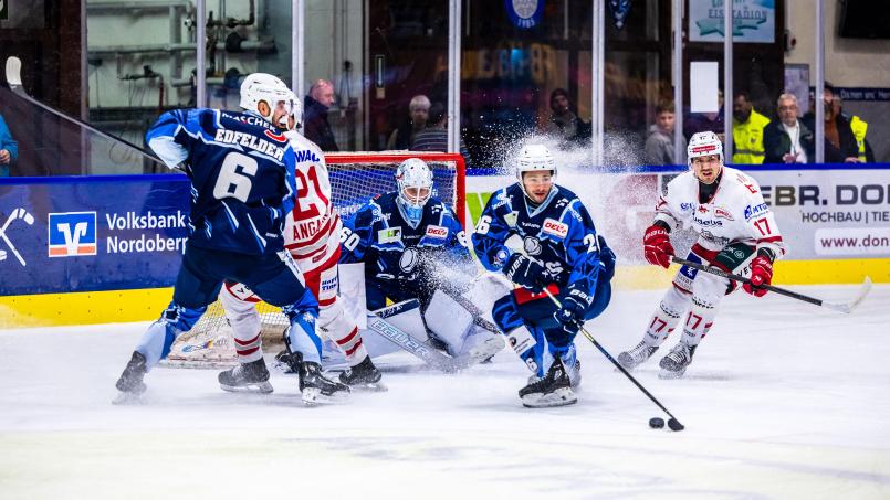 Bild: Tobias Neubert
Da staubt's vor dem Tor von Weidens Schlussmann Felix Noack (Mitte): Die Blue Devils Weiden zeigten sich im Derby gegen die Eisbären Regensburg stark verbessert.
