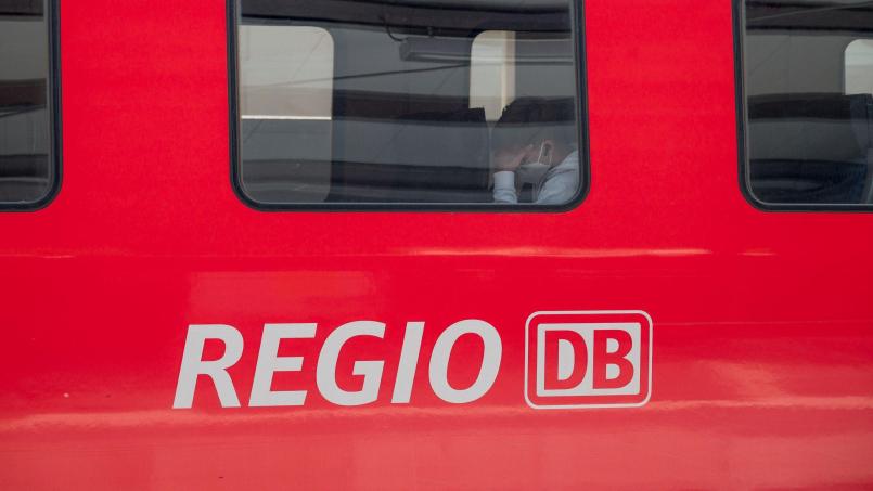 Symbolbild: Daniel Vogl/dpa
Zwischen Marktredwitz und Weiden liegt ein Baum im Gleis. Die Zugstrecke ist gesperrt.