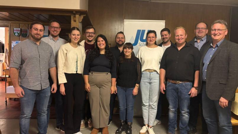 Bild: Theresa Hammer
Hinten von links nach rechts: Biersl Florian, Kick Tobias, Balk Stefan, Meier Matthias, Dippl Christian. Vorne von links nach rechts: Roth Mathias, Hammer Sophia, Knott Celina, Becher Susanne, Hummer Michaela, Gürtler Matthias, Hammer Adolf.