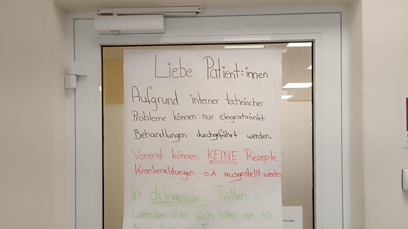 Bild: nic
An einer Tür des MVZ Tirschenreuth hängt dieses Plakat mit der Aufschrift, dass wegen "interner technischer Probleme nur eingeschränkt Behandlungen durchgeführt werden".