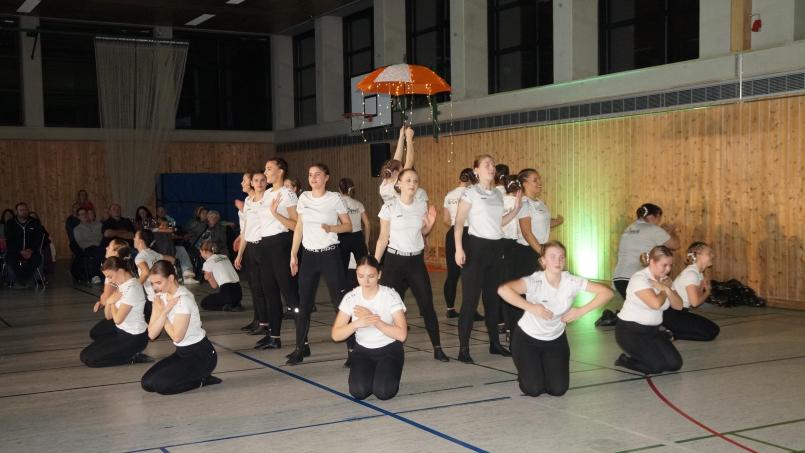 Bild: wel
Die Prinzengarde lässt mit dem Schautanz "Sonne, Mond und Sterne" erahnen, wie gut das erst mit Kostümen aussehen könnte..