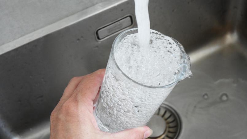 Symbolbild: Gabi Schönberger
In Waldsassen ist der Verbrauch von Trinkwasser sprunghaft angestiegen. Ursache ist ein Leck im Stadtgebiet, das im Moment aber noch nicht lokalisiert werden konnte. Die Verwaltung ruft Bürgerinnen und Bürger auf, Auffälligkeiten wie nasse Flecken oder Rauschgeräusche im Rathaus zu melden.