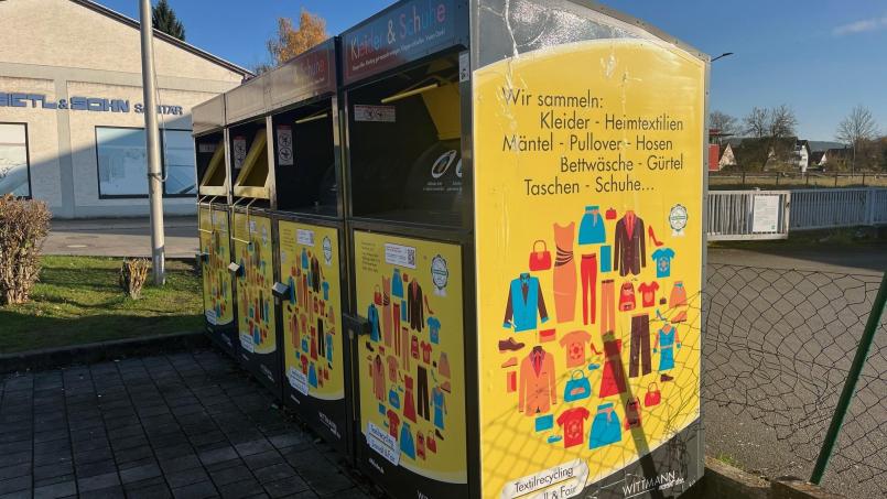 Bild: ihl
An der Austraße in Nabburg stehen noch Altkleidercontainer einer Privatfirma. Derzeit ist nicht geplant im Landkreis Schwandorf weitere Standorte aufzugeben. Falls notwendig werden Kapazitäten auf den Wertstoffhöfen aufgestockt.
