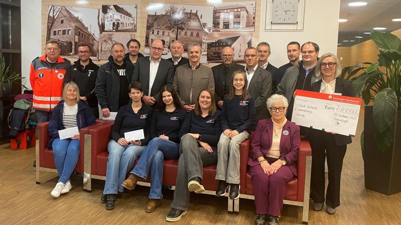 Bild: Sparkasse Vohenstrauß/exb
Die Vertreterinnen und Vertreter der begünstigten Organisationen freuen sich über die finanzielle Unterstützung der Vereinigte Sparkassen.