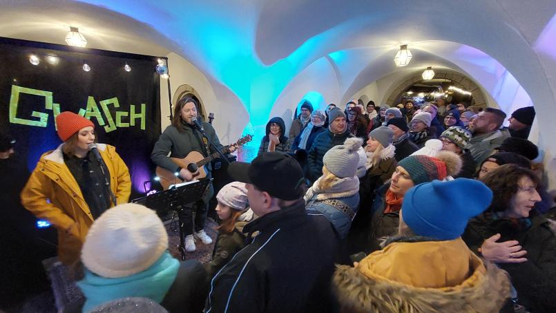 Bild: Kunz
Durchkommen unmöglich: Das Duo "Gwasch" dirigiert den Weidener Chor am Durchgang des Alten Rathauses.