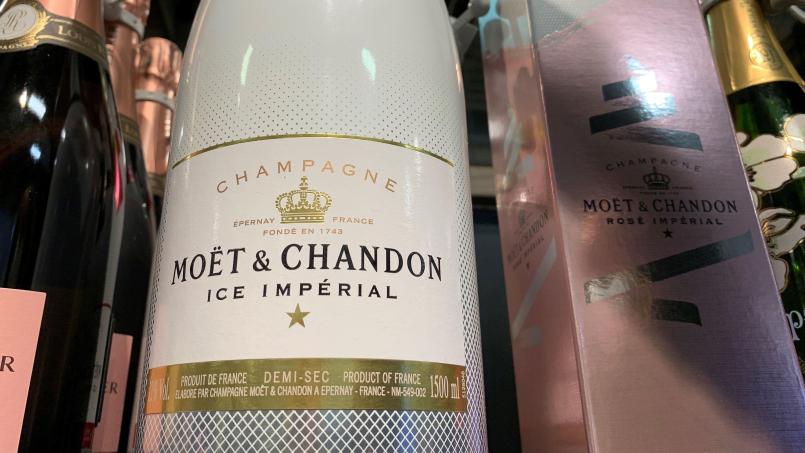 Archivbild: Gabi Schönberger
Mit "Moet Ice" wollen die Gäste in einem Restaurant in Weiden am 12. Februar 2022 anstoßen. Doch in der Flasche war kein Champagner, sondern hochkonzentriertes MDMA.