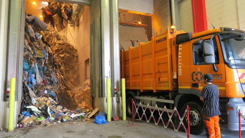 Bild: Hirsch
Der Zweckverband Müllverwertung Schwandorf setzt in Zukunft bei der Anlieferung des Abfalls verstärkt auf Lastwagenbetrieb.