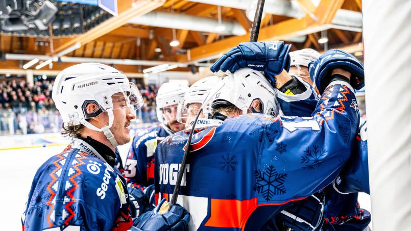 Bild: Elke Englmaier
Szenen aus dem Spiel in der DEL2 zwischen den Blue Devils Weiden (blaue Trikots) und den Bietigheim Steelers am Freitag, 5. Dezember 2025. Die Gastgeber gewannen mit 4:1.