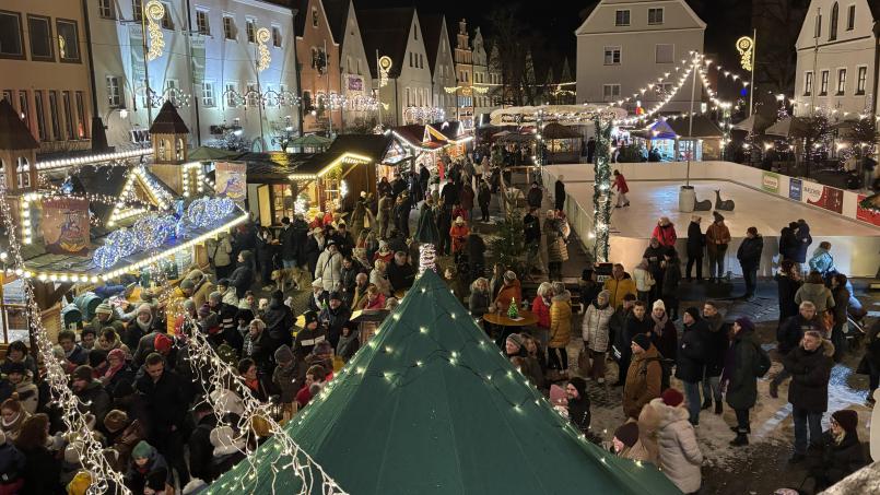 Archivbild: mcl
Am späten Freitagabend kam es in der Weidener Fußgängerzone, im Bereich des Christkindlmarkts (hier ein Bild bei der Eröffnung am 27. November), zu einer Auseinandersetzung zwischen zwei 29-Jährigen, bei der einer der Männer ein Messer zückte und damit drohte.