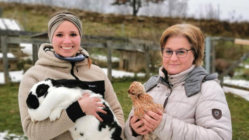 Bild: Portner
Die zwei neuen Erlebnisbäuerinnen Antonia Biegerl (links) und Karin Forster wollen Kindern und Jugendlichen den Kontakt zu Tieren ermöglichen. Auch Hase "Charlie" und Paduaner-Huhn "Trudi" dürfen gefüttert und geknuddelt werden.