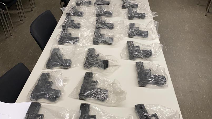 Archivbild: Polizeipräsidium Oberpfalz/exb
Über 100 Pistolen stellten die Schleierfahnder bei einer Kontrolle auf der A6 bei Schmidgaden sicher.