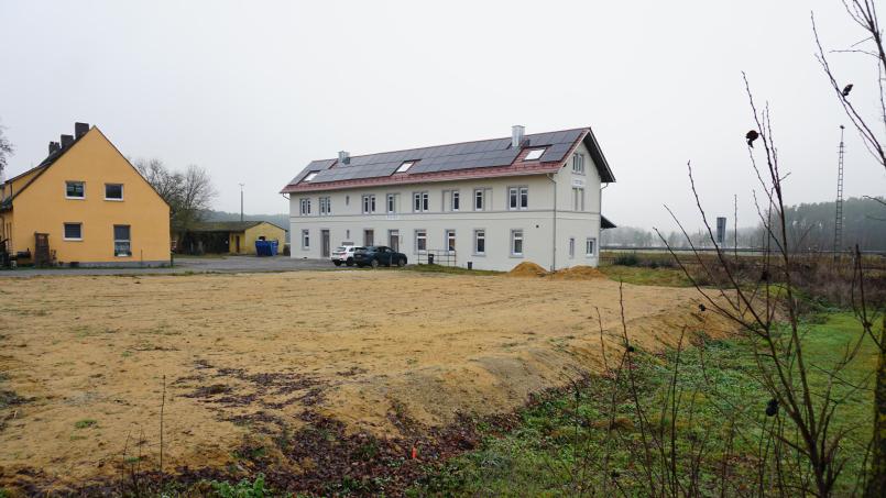 Bild: nib
Neben dem Bahnhof in Freihöls soll der neue Kinderspielplatz entstehen. Durch Sandaufschüttungen wurde der Unterbau bereits vorbereitet.