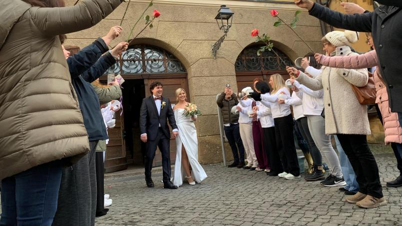 Bild: roa
Viele Freunde und Kollegen standen bei dem Paar Spalier: Sabrina und Robert Winkler heirateten am Samstag, 20. Dezember, im Amberger Rathaus.