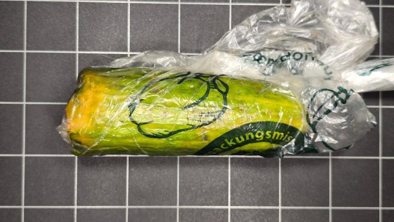 Bild: Polizei Sulzbach-Rosenberg/dpa
Statt einer Goldmünze hat eine Frau aus Bayern diese alte Gurke geliefert bekommen. Sie hatte die Münze auf einem Kleinanzeigen-Portal entdeckt und Kontakt mit dem Verkäufer aufgenommen.