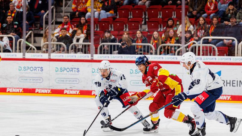 Bild: Werner Moller
Yushiroh Hirano (Mitte) wurde nach seinem Schlittschuhtritt am Sonntagabend gegen die Starbulls Rosenheim für ein Spiel gesperrt. Nun rücken Rassismusvorwürfe in den Vordergrund.