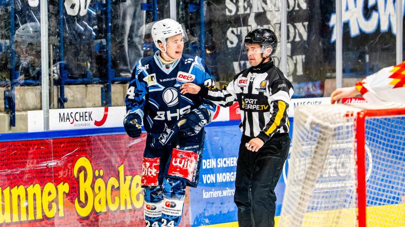 Bild: Elke Englmaier
Hatte noch was loszuwerden: Paul Vinzenz nach dem Check von Rio Kaiser am Sonntagabend. Dieser wurde im Nachhinein nun für ein Spiel gesperrt.