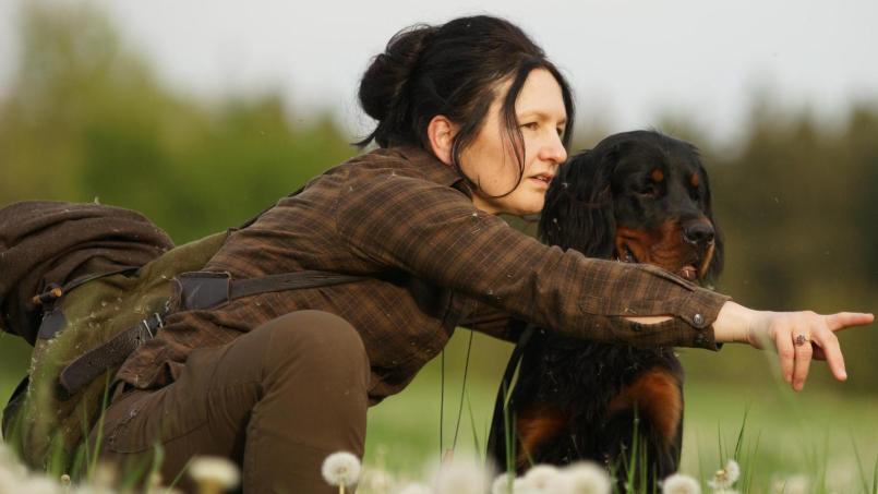 Bild: Martina Tiedemann
Jägerin Andrea Süß nimmt Jagdhündin "Nandl" auch für Natur- und Artenschutzprojekte des Vereins "Wildtierrettung Oberpfälzer Woid" mit ins Revier.