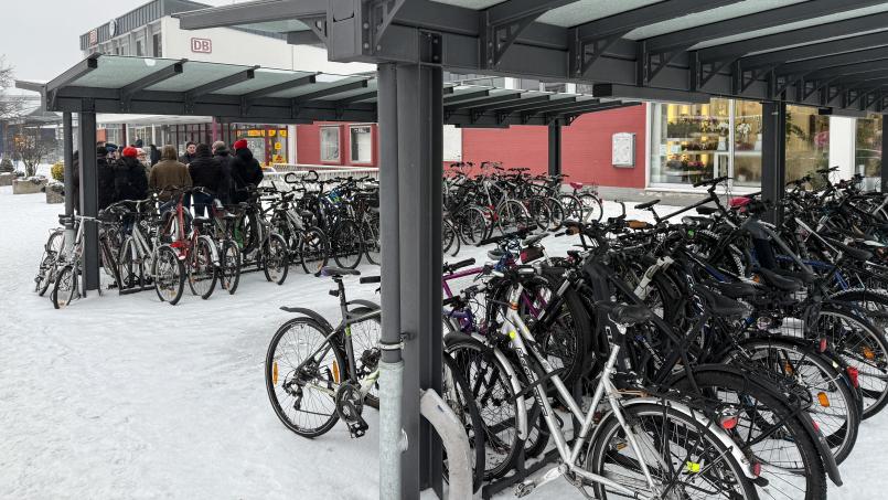 Bild: Petra Hartl
In Amberg soll schon bald ein belebter Ort videoüberwacht werden: Beim Fahrradstellplatz vor dem Bahnhof könnten demnächst Kameras für mehr Sicherheit sorgen.