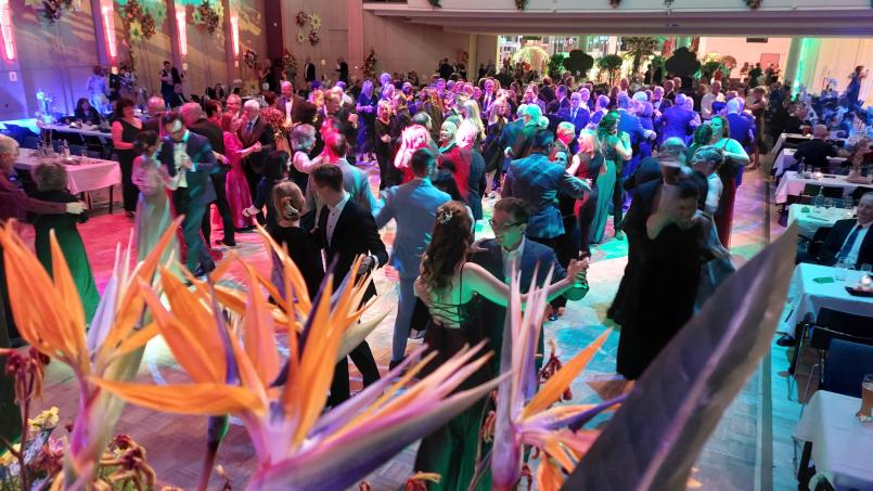 Bild: Kunz
Der Blumenball in Weiden bleibt ein Hingucker und seiner Tradition treu. Die Gäste schätzen die besondere Atmosphäre durch die Blütenpracht.