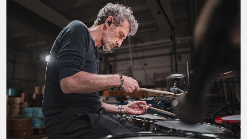 Bild: Karin Grace/exb
Me/Machine ist das neue Projekt des legendären Schlagzeugers Jojo Mayer bei dem Live-Drumming auf Künstliche Intelligenz trifft.