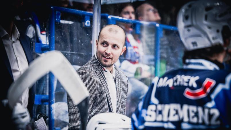 Bild: Tobias Neubert
Überraschender Neuzugang auf der Bank der Blue Devils Weiden: Der derzeit verletzte Kapitän Tomas Rubes unterstützte gegen den EHC Freiburg das interimistische Trainerteam um den Sportlichen Leiter Jürgen Rumrich.