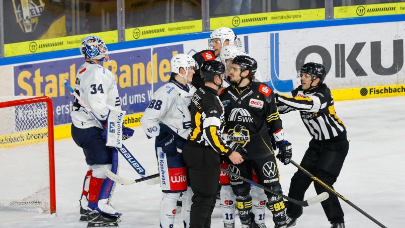Bild: samla.de
Der Krefelder Mathew Santos (Zweiter von rechts) und die Blue Devils Weiden: Das wird in dieser DEL-2-Saison wohl keine Liebesbeziehung mehr. Auch beim Spiel in Krefeld gab es zum wiederholten Mal etliche Scharmützel, stets mit Santos im Mittelpunkt.