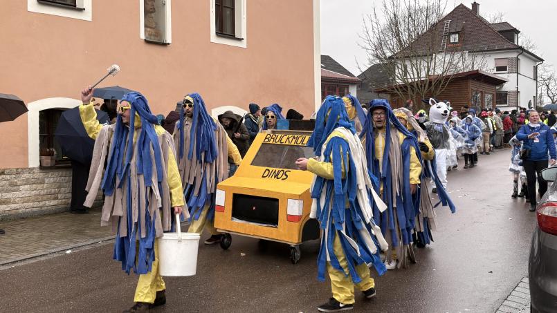 Bild: Lukas Büchold
Wer am Samstag in Schnaittenbach nicht durch den Regen nass wurde, der wurde von den Bruckmüller Dinos nass gemacht.