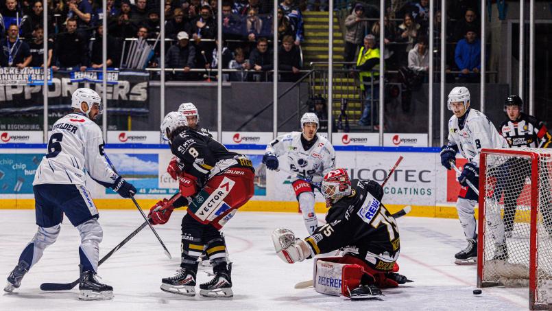 Bild: Werner Moller
Manuel Edfelder erzielt in dieser Szene den zwischenzeitlichen Ausgleich für die Blue Devils. Am Ende verlieren die Weidener das Oberpfalz-Derby trotz starker Leistung mit 3:4.