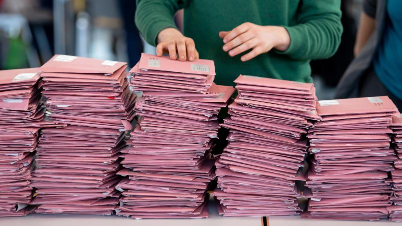 Archivbild: Sven Hoppe/dpa
Auf bereits gedruckten und teilweise verschickten Briefwahlunterlagen wurden in Weiden Kandidatinnen und Kandidaten in der falschen Reihenfolge aufgeführt. Das sorgt für Unmut bei AfD und Grünen.