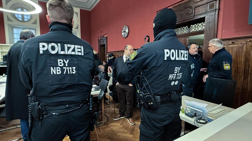 Bild: Stephan Huber
Großes Polizeiaufgebot im Saal: Vor dem Landgericht in Amberg müssen sich fünf Männer verantworten, weil sie in einer mutmaßlichen Bande mit Kriegswaffen und kiloweise Drogen gehandelt haben sollen.