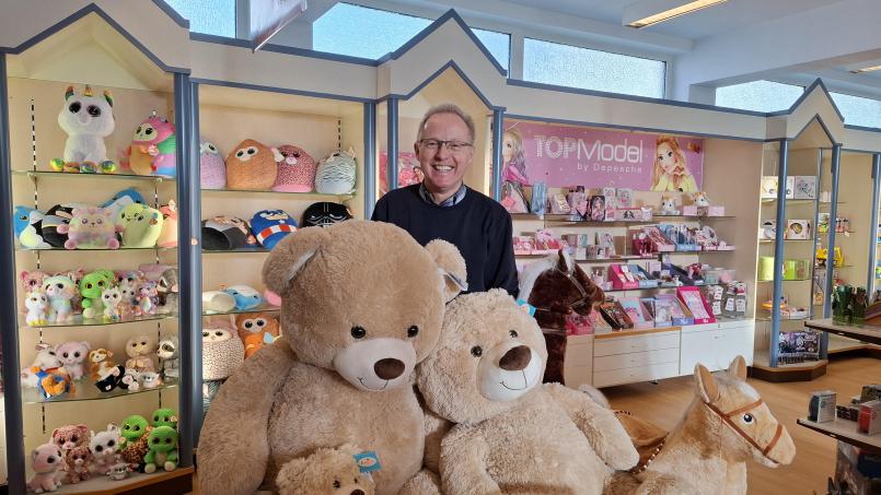 Bild: esc
Hans Rose bei seinem Lieblings-Artikel: Die großen Teddybären haben es ihm angetan.