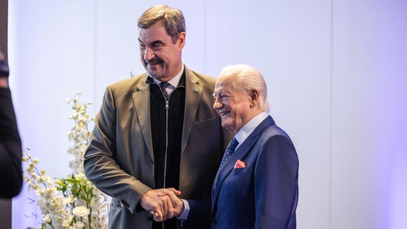 Bild: Conrad Electronic
Klaus Conrad (rechts) feiert seinen 90. Geburtstag mit Überraschungsgast Markus Söder.