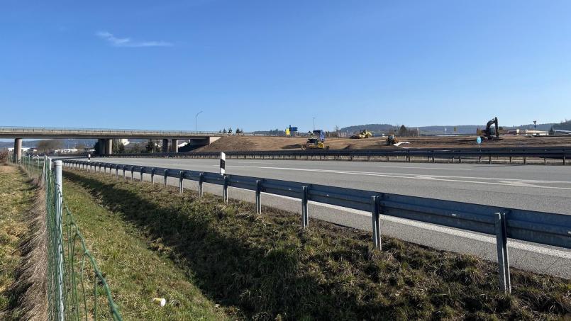 Bild: ihl
Die Tage dieser Brücke über die A 93 in Nabburg sind gezählt. Am Abend des 8. März wird sie gesperrt. Am 9. März beginnt der Abbruch. Vorbereitende Arbeiten laufen bereits (rechts).