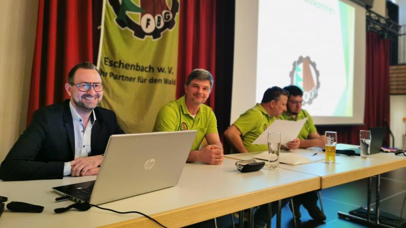 Bild: Herbert Ziegler
Helmut Irlbacher (von links) und die Vorstandschaft mit Stefan Lindner, Manfred Schmid und David Karl bei der Jahresversammlung der FBG Eschenbach.