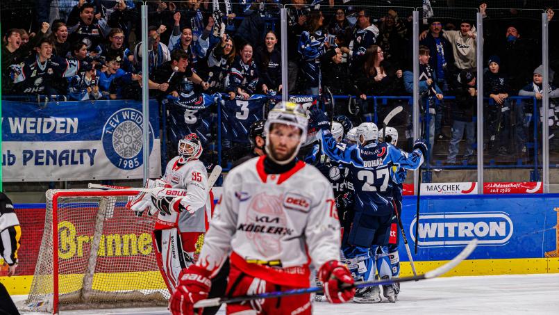 Archivbild: Werner Moller
Im Hintergrund bejubeln die Blue Devils einen Treffer gegen den EC Bad Nauheim. Gibt es für die Weidener am Ende der Playdown-Serie ebenfalls etwas zu feiern?