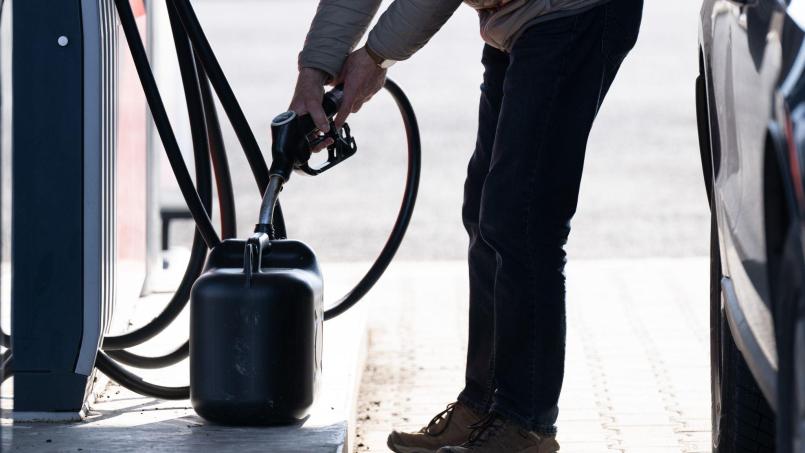 Symbolbild: Sebastian Kahnert/dpa
Ein deutscher Autofahrer füllt an einer Tankstelle Benzin in einen Kanister. Wie viel und auch Bürger aus dem Landkreis Tirschenreuth in den Behälter maximal füllen dürfen, um keine Probleme bei der Einreise aus Tschechien zu haben, dafür gibt es Vorgaben.