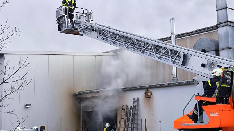 Bild: jma
Die Drehleiter der Feuerwehr aus Eschenbach im Einsatz.