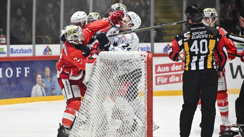 Bild: Florian Dehn
Auseinandersetzung zwischen Marius Erk (EC Bad Nauheim) und Paul Vinzens (Blue Devils Weiden): Im Gegensatz zu anderen Play-down- oder Pre-Play-off-Serien geht es zwischen den Blue Devils Weiden und dem EC Bad Nauheim noch relativ entspannt zur Sache.