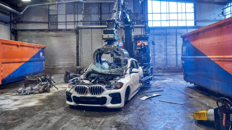 Bild: BMW AG
Das Recycling- und Demontagezentrum der BMW-Group steht aktuell noch in Unterschleißheim (hier im Bild), siedelt aber nach Wackersdorf um und wird dort ausgebaut.