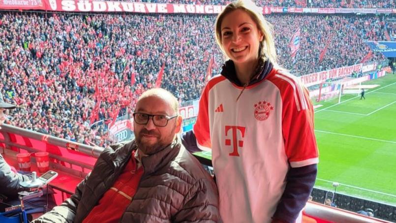 Bild: Thomas Christoph
René Meinel (links) und Pflegefachkraft Miriam Troppmann (rechts) in der Allianz Arena.