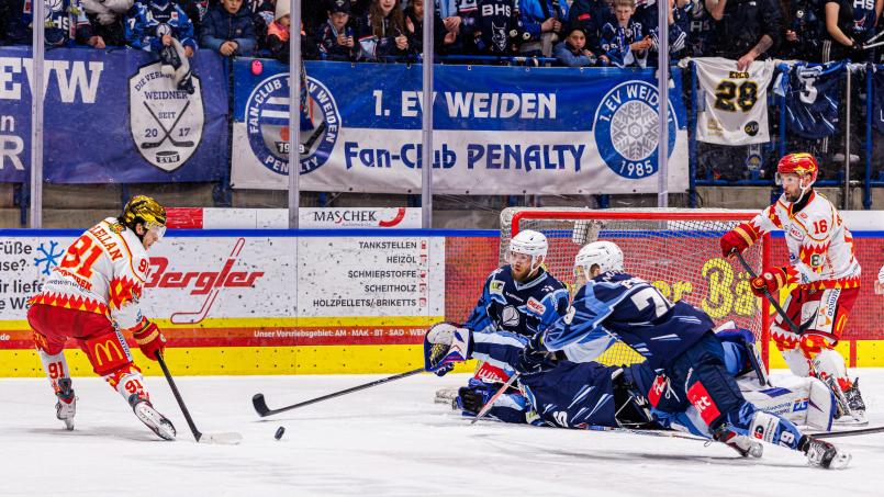 Bild: Werner Moller
Viel Verkehr vor dem Tor der Blue Devils. Die Weidener verloren die Play-down-Partie gegen den ESV Kaufbeuren nach zwischenzeitlicher 4:1-Führung mit 5:6.