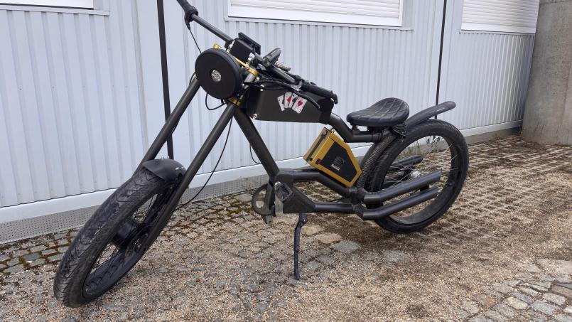 Bild: Lehmeier/Polizeiinspektion Amberg
Ein 49-jähriger Mann wurde in Amberg mit einem selbstgebauten Fahrrad mit Motorantrieb und über 1,20 Promille Alkohol im Blut gestoppt.