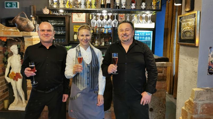 Bild: Portner
Inhaber Saša Nikić (rechts) freut sich mit Daria Astafiefa und Andrii Vysotskii auf zahlreiche Gäste im neuen Restaurant mit griechisch-mediterraner Küche.