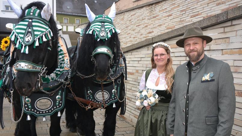 Bild: jr
Amanda und Christian Zant heirateten standesamtlich in der "Fronfeste" in Tirschenreuth. Als Hochzeitsgefährt diente das Pferdespann mit "Bubi" und "Charly", zwei prächtige "Percheron" aus Frankreich, die die Kutsche zogen.