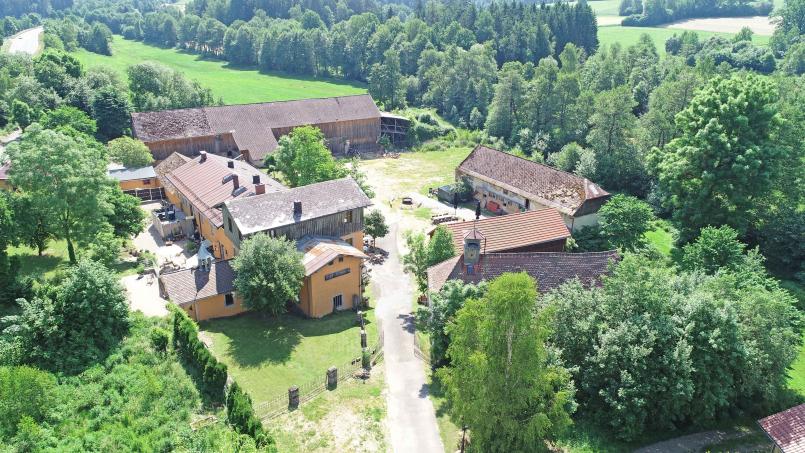 Bild: Christoph Käs
Das Gut Plankenhammer ist ein denkmalgeschützter Vierseithof bei Floß. Die Besitzer, die Familie Käs, schließen die Gastwirtschaft aus gesundheitlichen Gründen dauerhaft und suchen Käufer für das Objekt.