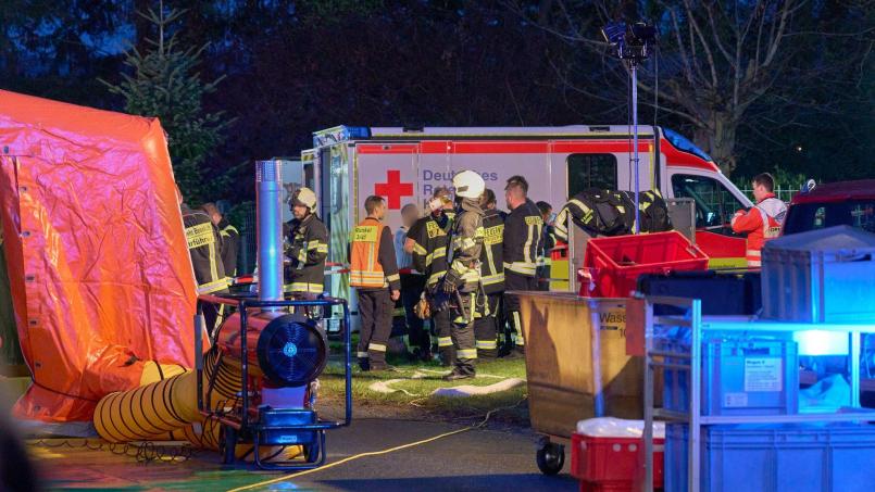 Bild: Sascha Ditscher/dpa
Einsatztkräfte sind im hessichen Runkel im Einsatz.